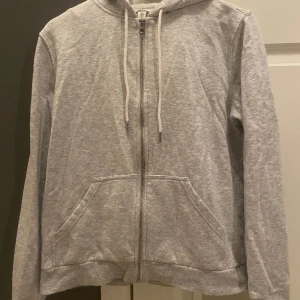 Kofta  - Säljer en grå kofta från hm. Den är i storlek M men sitter som en s. Säljer den för kommer inte till användning. 