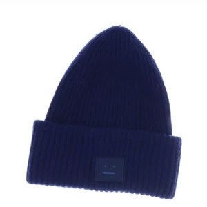 Acne mössa nyköpt - Säljer min fina acne mössa för att den aldrig kommit till användning, oanvänd men från sellpy, köptes för 1400kr! Orginalpris 1599kr! One Size🙌🩷PRIS KAN DISKUTERAS