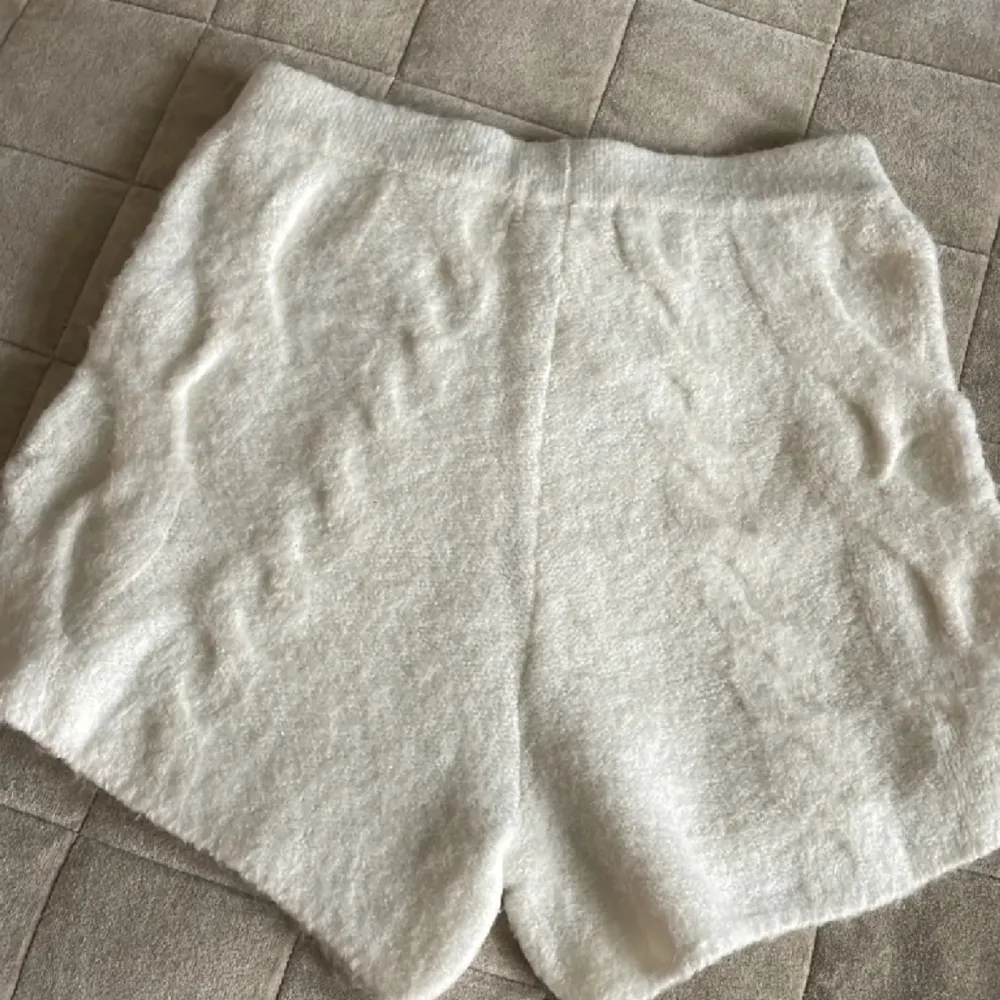 ita stickade shorts från Gina Tricot ❤️ Använd ett fåtal gånger . Shorts.