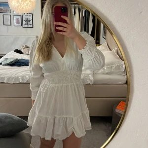 Vit klänning från Zara  - Vit klänning från Zara med trekvartsarmar🤍Vara använd två gånger💞