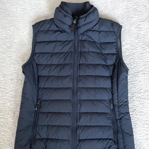 Parajumper Dunväst - Västen är i gott skick med inga skador.