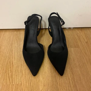 Spetsiga klackar  - Svarta klackar från Asos. 8,5cm klackhöjd. I fint skick, endast använda en gång👠🖤