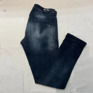 Dondup George  - Hej, Säljer nu mina snygga jeans från dondup. Modellen heter george och de är i storlek 33. Slitningen på jeansen är en del av designen och ska vara så. Jag på bilden är 178cm och väger 70kg,(DE ÄR LITE STORA).Nypris runt 3200, Hör av er vid fågor. 🙌🏻