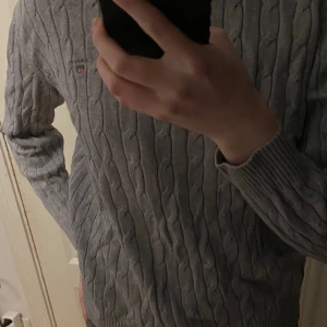 Gant tröja  - Stickad ganttröja, väldigt bra skick. Sälj pga att den är för liten Ny pris: 900 Fler bilder finns  Köparen står för frakten 