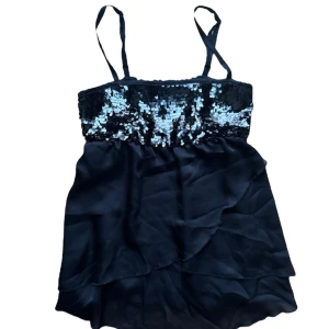 y2k paljett topp - söt fest topp från gammal h&m. Strl XS men passar en S också. Köparen står för frakt. 🖤