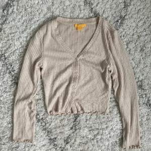 Beige cardigan från gina💗 - Beige cardigan från gina tricot i hyfsat bra skick, storlek 146/152😻säljer den då den är för liten och har för korta ärmar.😊💗