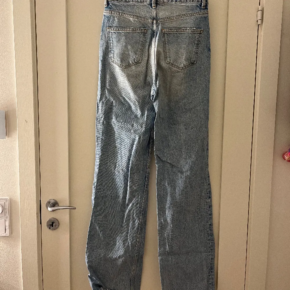 Assnygga jeans från Zara. Använda några ggr men i mkt bra skick. Högmidjade och väldigt långa, jag är 177cm💙. Jeans & Byxor.