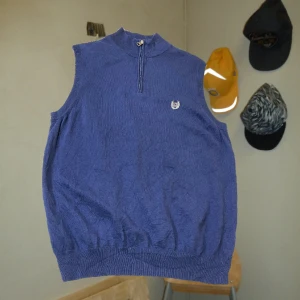 Vintage Chaps Vest - 👤Check out 1998coffeeshop on Instagram 🌍📦Items shipped within 4 days ♻️This item is preloved - meaning it is fully sustainable, second hand may show minor signs of wear. Obvious ones will be stated 📸Any further questions do not hesitate to ask!