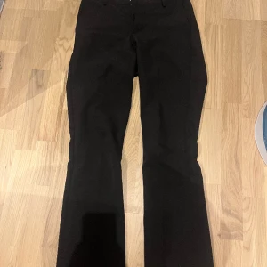 kostymbyxor  - säljer mina skit snygga svarta kostymbyxor från bikbok 🩷