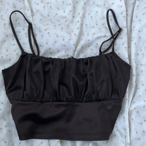 Topp - Säljer dehär fina linnet pga passar inte mig! Endast använd 2 gånger och är som ny!!