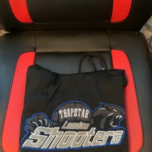 trapstar shooters hoodie - perfekt till blåa jeans eller matchande byxorna RËPŠ
