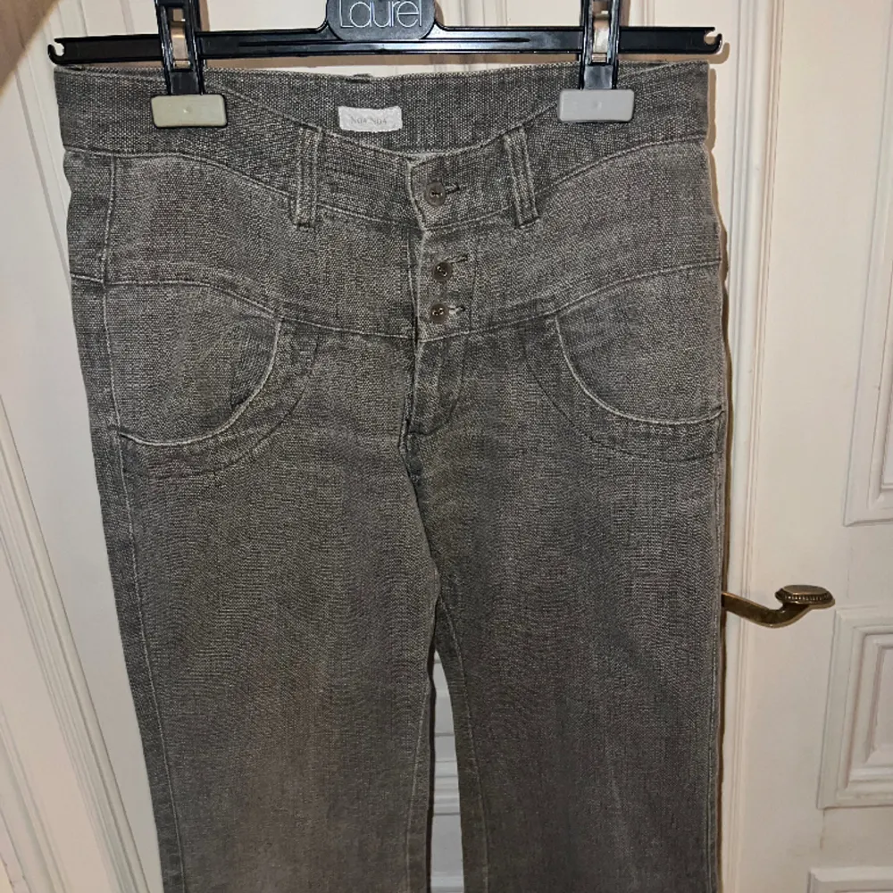 Säljer ett par jeans jag älskar!! De är så coola gråa,  lågmidjade jeans med så snygga detaljer och i ett mjukare material. Men tyvärr måste jag bli av med kläder innan flytt🩵🩵pris kan diskuteras . Jeans & Byxor.
