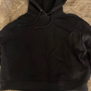 Svart hoodie - Bra skick och knappt använt. Inte tajt runt kroppen utan mer utåt.