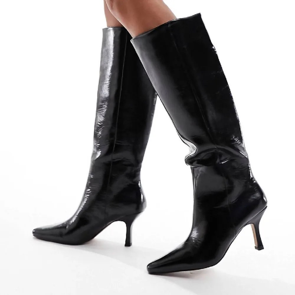 boots från asos, helt nya och oanvända ^^ (nypris 689 kr) klackhöjd: 7 cm, lätta att gå i. Skor.
