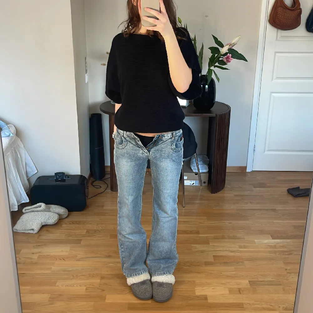 Lågmidjade jeans som tyvärr är för små för mig 🤧Jag är 177cm, midjemått: 76cm innerben: 78cm . Jeans & Byxor.