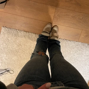 Isabel Marant beiga  - Super fina Isabel Marant, i väldigt fint skick och tänkte kolla vad jag kunde få för de, säljer endast för ett bra pris men kom gärna med egna förslag med💞Alla tillbehör finns!