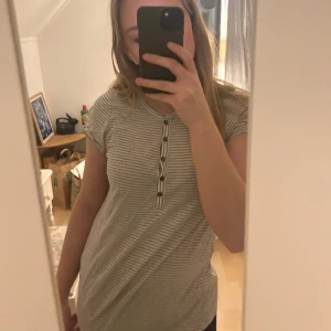 Topp med knappar - Jättefin och skön tröja som både är fin och skön så funkar att ha hemma lika bra som ute, säljer då den inte kommer till användning🤍