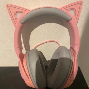 Razer Kraken - Kitty Headset - Fint skick, bara en liten skrapa på örat. annars precis som ny. 