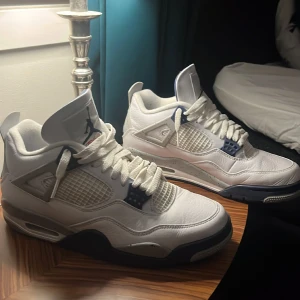 Jordan 4 Midnight navy - Jordan 4s midnight navy, köpta i new york.   Skick 8/10 Nypris: 4000/4500kr