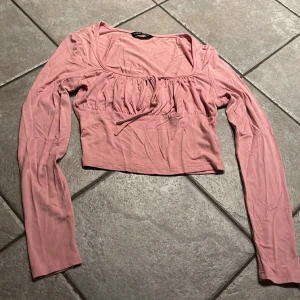 rosa långärmad topp - Jättesöt rosa långärmad topp som jag knappt använder💕 Den är i bra skick bara lite nopprig på baksidan av armarna ( syns på bild 3 )💕