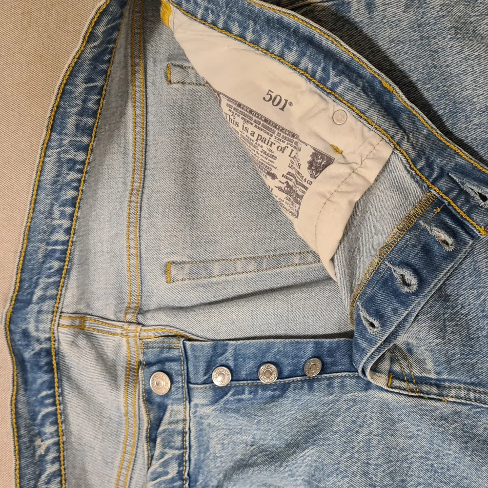 💖Levi's 501or 💖 Så snygga, men tyvärr har de inte kommit till användning.  Köpta second hand och dessvärre inte märkta med storlek, men uppskattningsvis 46-48, kan mäta om det önskas!  . Jeans & Byxor.