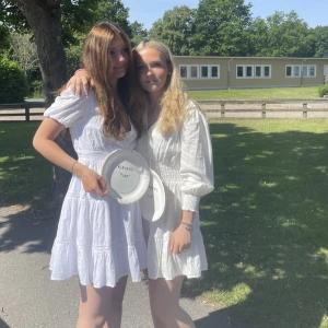 super söt klänning - Säljer min fina klänning (högra klänningen på bilden) från zara❣️300kr+frakt❣️