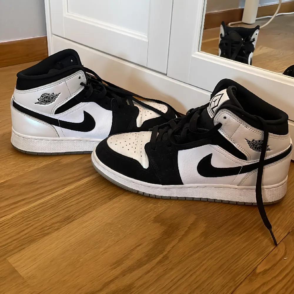 Säljer dessa Air Jordans som är  jättesnygga fast som tyvärr inte passar mig längre❤️ jättebra skick använda ca 7 gånger. Kontakta vid fler frågor🥰. Skor.