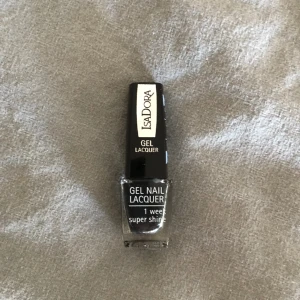 Mörkgrå nagellack  - Säljer alla mina nagellack för jag började med gel. Flera färger finns på min profil. DMa vid frågor, endast seriösa köpare tack! 