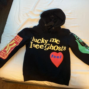 Kanye west hoodie  - Tröjan är i bra skick. Storlek M men skulle säga att den är small för den är liten i storleken.