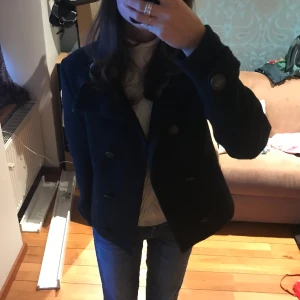 svart kappa från only - Säljer denna fina kappa från only, har sytt fast alla knappar extra starkt. Bilderna är både från förra ägaren och mig, kan såklart ta fler! Fint skick och perfekt nu till våren som kommer🥰bara att skriva om ni har frågor