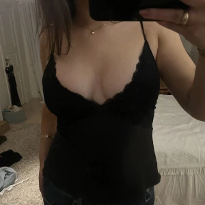 ASOS linne - Fint svart linne i storlek 36-38 ifrån ASOS. Använd 2 gånger och är i mycket bra skick. 