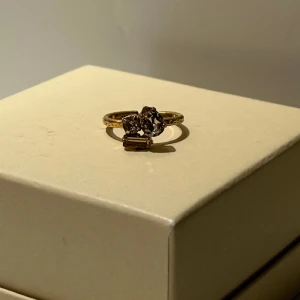 Caroline Svedbom ring - Tunn guldig ring från Caroline Svedbom , stenarna är guldfärgade. Justerbar storlek😊