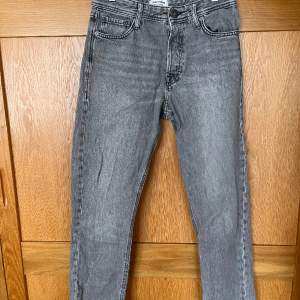 Säljer dessa feta loose fit jeans eftersom att de har blivit för små för mig Model: Chris loose fit Storlek : midja 28                Längd 32    
