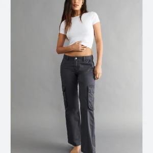 Gråa cargo pants Gina - INTRESSEKOLL! Gråa cargo pants från Gina som inte längre finns att köpa. (Sista bilden på de beiga är bara för att visa helheten med byxan på, äger alltså inte beige utan det är de gråa!) Hör av dig vid frågor eller intresse😌Byxorna är i fint skick.