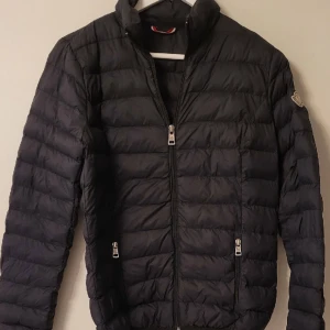 Moncler jacka  - Dunjacka i bra skick. Köpt för ett år sedan och tvättad på kem en gång. Strl 2, har QR kod på insidan, väldigt varm!