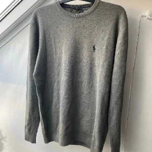 Polo raulph lauren tröja  - En polo raulph Lauren tröja grå, St XL passar definitivt L och kanske till och med M, helt ny aldrig använd.