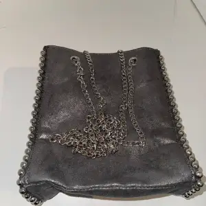 Väska från Zara i silver/skimmer