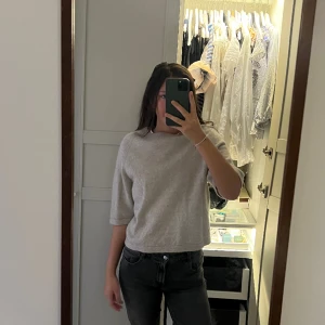 Trekvartsärmad tröja other&stories  - Såå himla fin och väldigt populär!! Fint skick, inga slitage eller liknande⭐️⭐️❤️ Beige/rosa  