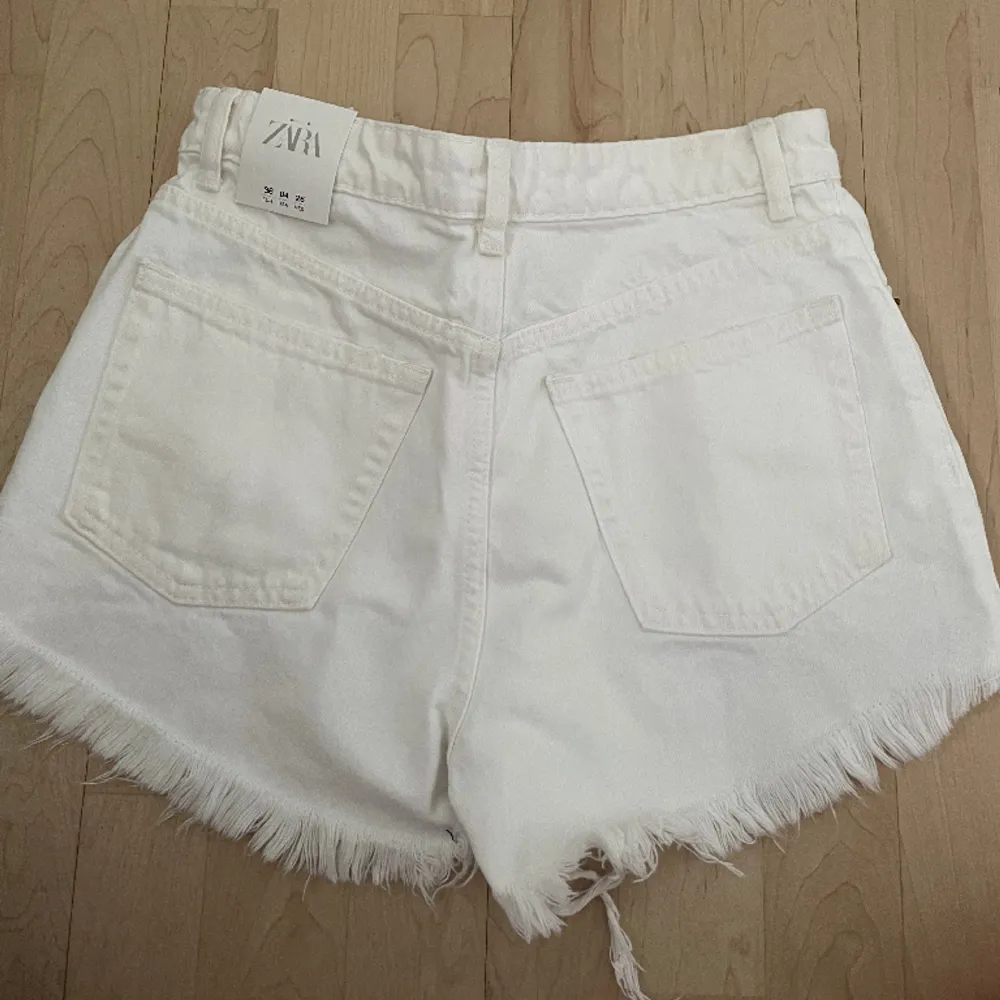 Säljer dessa fräsha vita jeansshortsen från Zara, aldrig använda med prislappen kvar. . Shorts.