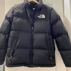 The North Face jacka - Säljer denna riktigt snygga North Face jacka i storlek barn XL men den passar som en S - XS. Den är i riktigt bra skick näst intill nyskick (10/10). Säljer den för endast 1199kr!