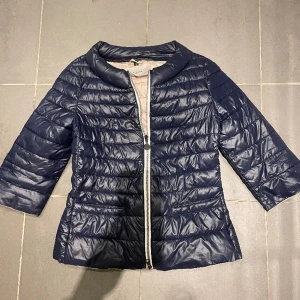 Trekvartsarmad jacka - Skit snygg mer vår jacka som är mörkblå! Säljer då den är för liten för mig över axlarna ( har breda axlar)🥰❤️