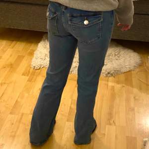 Super snygga bootcut jeans me snygga fickor från Gina Young!! Använda några fåtal gånger och sitter bra på mig som är 156cm lång:) Helt slutsålda och finns inte att köpa längre, tar emot prisförslag❤️