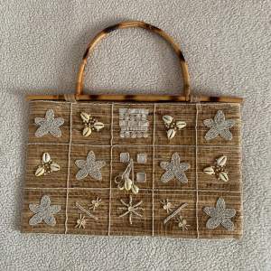 Vintage väska med pärlor, bambu och snäckor. Så himla vacker! Använd en gång. I mycket bra skick. 🌹
