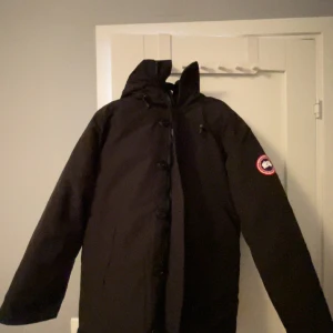 Canada goose jacka - Säljer en fin canada goose jacka. Modellen är chateau black.  Storlek S passar även en smal medium. Säljer pga av för liten för mig. Päls tillkommer givetvis.  Tveka inte att höra av er med frågor eller om ni vill ha mer bilder av den.😊