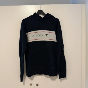 Svart Gant Hoodie - Tjena, Säljer min Gant Hoodie som bara hänger i garderoben. Har använt den 1/2 år!  Nypris ligger runt 1000 kr så jag tänker att det bara är att komma med bud så kan vi komma överens om något vettigt. Pm vid frågor ☺️