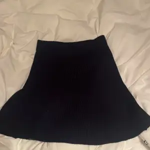 Säljer nu denna slutsålda zara kjol köpt förra vintern. Den är i stl s men passar även xs. Den har inga skador eller någonting. För mer frågor kom privat 