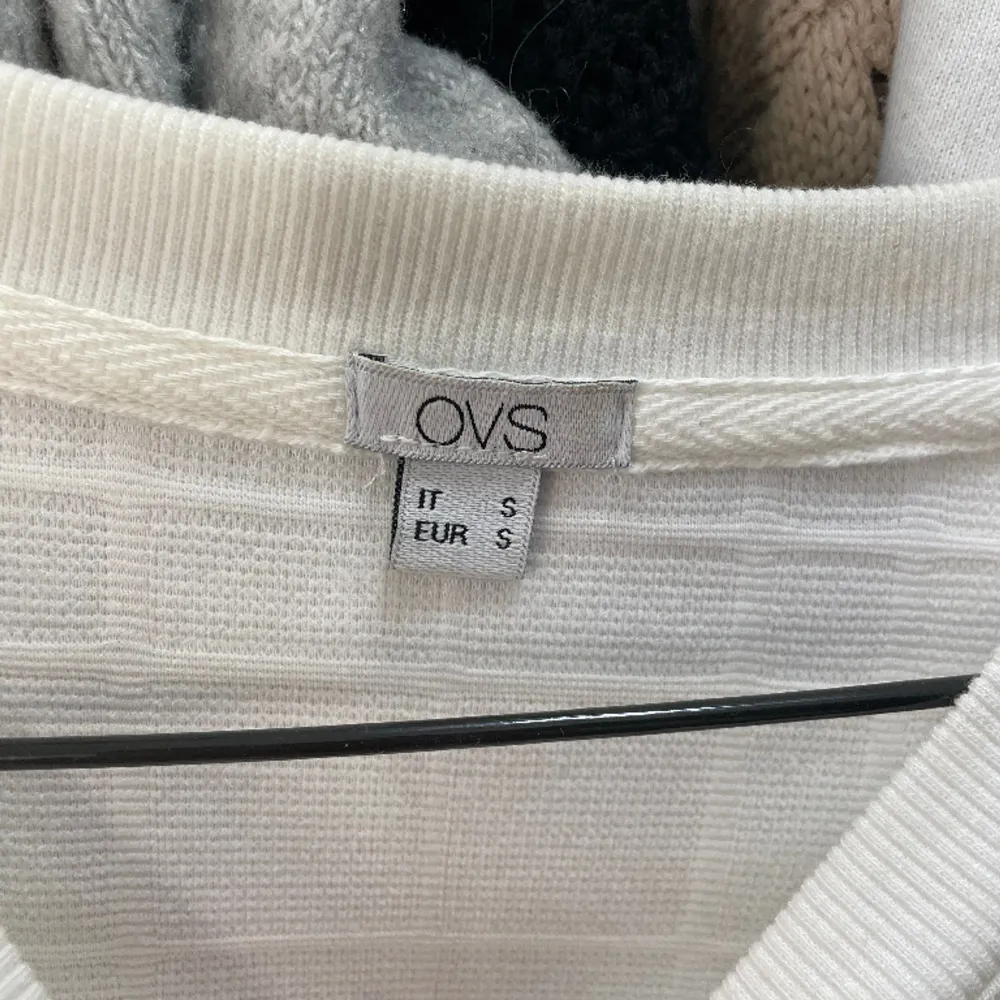 Cool sweatshirt från OVS, lite kortare i modellen men insydd vid midjan så den sitter riktigt snyggt! . Puserot.