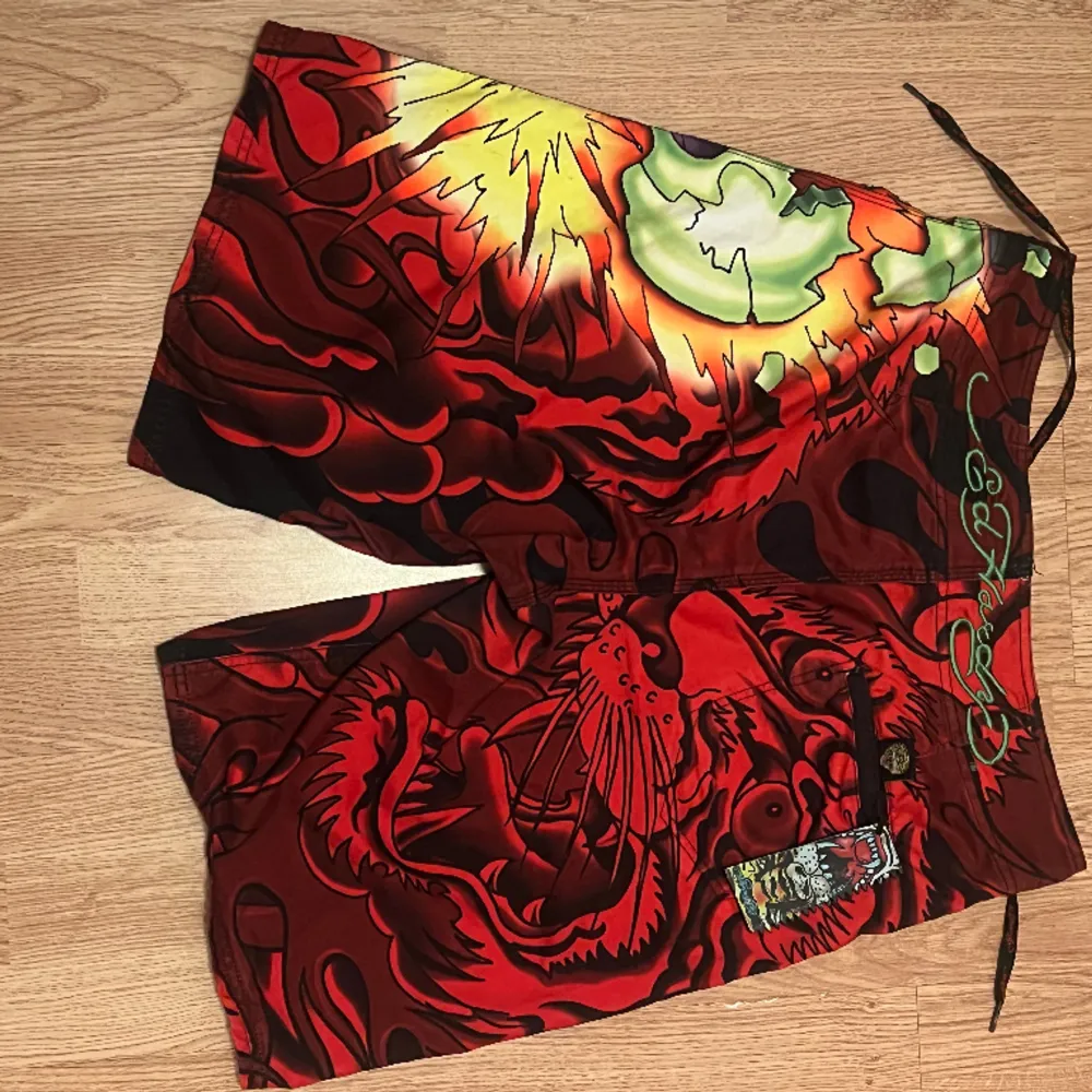 Skit fina Ed Hardy shorts som aldrig riktigt kom till användning. De har inga defekter, storlek 32. Ni kan föreslå pris i dm🥰. Shorts.