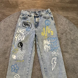 Jeans - Jeans från Shein Storlek L men mer som M Använd fåtal gånger  80kr plus frakt
