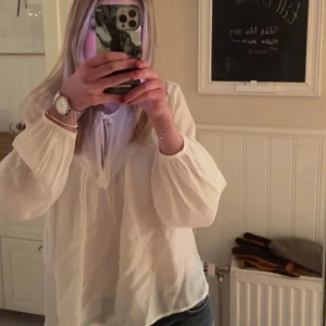 Blus - Säljer då min fina blus från MQ, köptes för bara några veckor sedan men har tyvärr inte kommit till användning, så helt nyskick. Så fina detaljer och perfekt blus nu till våren💘